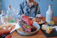 個性あふれる創作のお肉料理と厳選されたクラフトジン