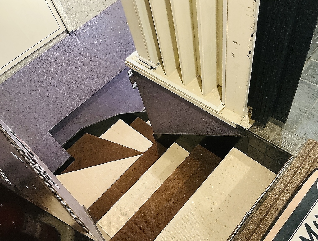 こちらが凜doBARG-TOKYO -への、地下階段です！！階段を降り当店へお越しください。