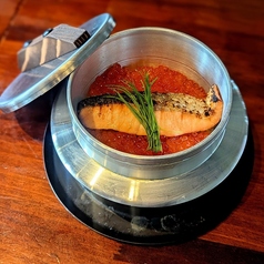 銀鮭といくらの釜飯