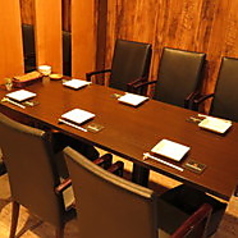 【テーブル席6名様×1/5名様×1】パーテーションで仕切られているので、周りのお客様を気にせずお楽しみいただけます♪
