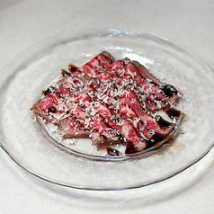 黒毛和牛ローストビーフバルサミコソースがけ