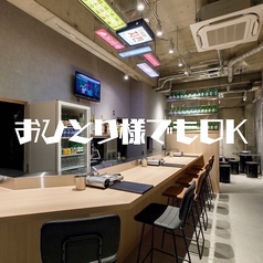 お仕事帰りのサク飲みや、大切な方としっぽり語り合いたい夜にぴったりです。目の前で漂う鶏白湯の香りを楽しみながら、ライブ感あふれるひとときをお過ごしください。