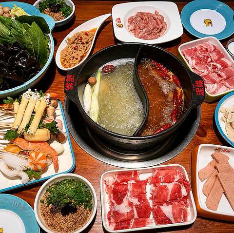 香り高いスパイスの本格中華を楽しめる居酒屋。ランチや飲み放題も充実。