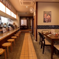 暖かさと賑やかさを演出するこだわりの内装