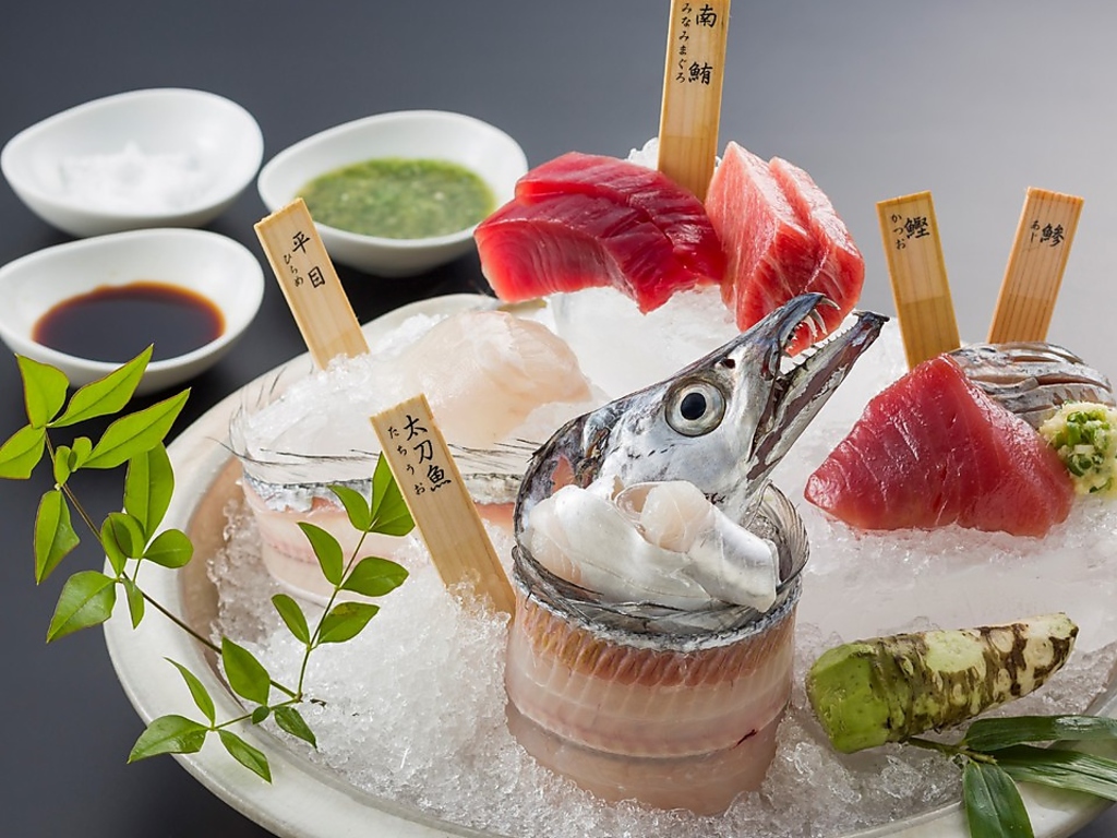 《厳選》天然地魚と旬の魚介の盛り合わせ。新鮮なお魚をお届け致します。