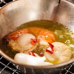海鮮をオリーブオイルとニンニクで煮込んだ海鮮アヒージョは女子会にもぴったり