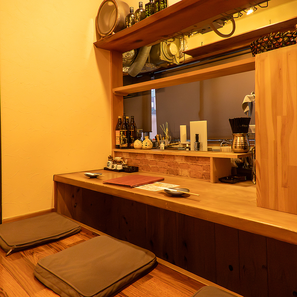 デートやお一人様、サク飲みなどにご利用できるカウンター席を3席をご用意。お気軽にお越しください