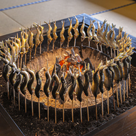 じっくりと大きな囲炉裏で焼き上げる天然種苗の鮎☆