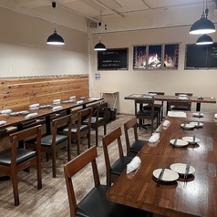 【テーブル席】様々なシーンでご利用いただける、連結可能なテーブル席をご用意◎席の間も広く小規模の宴会から、大規模宴会やイベントの貸切にも対応いたします。