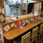 カウンター席からは調理風景を間近で楽しめます。食材が焼き上がる音や香ばしい香りが、食欲をさらに刺激。ライブ感あふれる臨場感が、屋台や十八番ならではの楽しさを演出し、待ち時間さえも特別なひとときに。