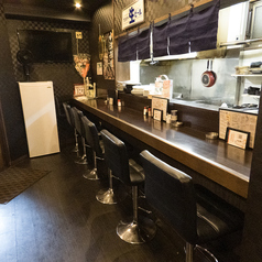当店には、お一人様でも気兼ねなくお過ごしいただける、アットホームなカウンター席を5席ご用意しております。お仕事帰りのリフレッシュタイムや、ちょっと一杯飲みたい時の「サク飲み」に最適です♪気さくなスタッフとの会話をつまみに、居心地の良い空間で美味しいお酒をゆったりと満喫していただけます♪
