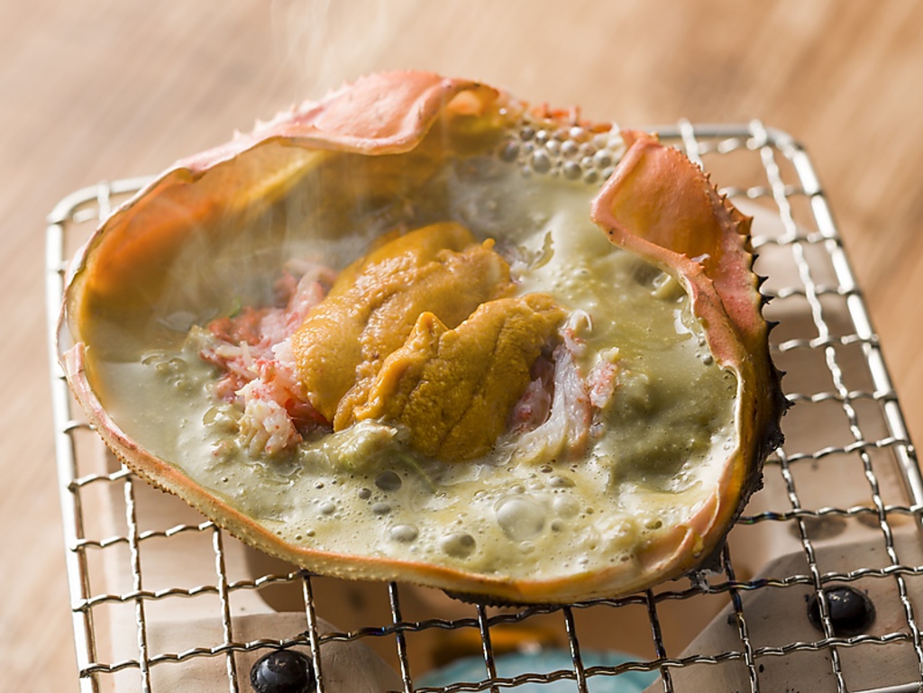 《絶品》ズワイ蟹の甲羅盛り　蟹味噌と生雲丹。お酒のおつまみには最適です。