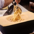 料理メニュー写真 【お客様の目の前で仕上げるフォトジェニックなパスタ！】チーズカルボナーラ フェットチーネ