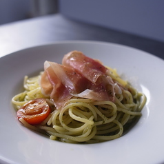 ジェノベーゼのパスタ　ハモンセラーノのせ