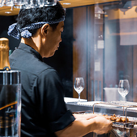 本店の雰囲気を思わせる距離感で本格焼き鳥を堪能◎