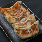 当店は焼肉だけでなく、パリッとジューシーな餃子など、お肉以外の自慢の一品料理も充実しています。