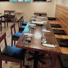 【連結可能なテーブル席】店内のテーブル席を連結させる事で、ご利用の人数やシーンに合わせた、席の配置に対応いたします！ぜひお気軽にお問い合わせください。