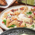 料理メニュー写真&nbsp;自家製ベーコンとSAKUSAKUパイのシーザーサラダ