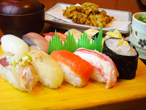 随所から感じられる食へのこだわり。旬の地魚を使用した富山湾寿司を提供している。