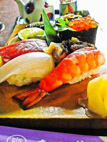 皆生温泉の中にある、季節の魚を使用したお寿司屋さん。くじら料理も食べられる。