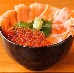 《サーモンいくら丼》こぼれんばかりの大迫力！まさに海の宝石箱を召し上がれ☆の写真