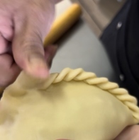 一つひとつ手作りする、ボリビアのエンパナーダ