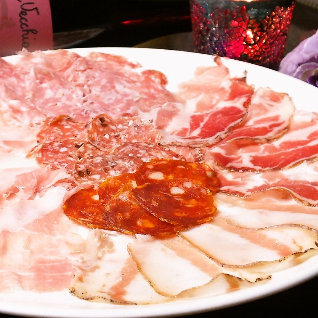 お店で切り立ての生ハムが召し上がれます！サルメリア69の概念が変わる生ハム盛り合せは必食です！