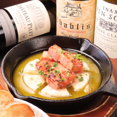 カマンベールチーズと厚切りベーコンのアヒージョ