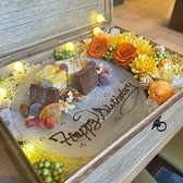 大切な記念日や誕生日に最適なメッセージプレートをご用意いたします。心のこもった演出で、主役のお客様へサプライズを届けるお手伝いをさせていただきます。お祝いの席を彩る華やかなプレートは、思い出に残る特別なひとときを演出いたします。記念日のサプライズのご相談はお気軽にスタッフまでお問い合わせください♪