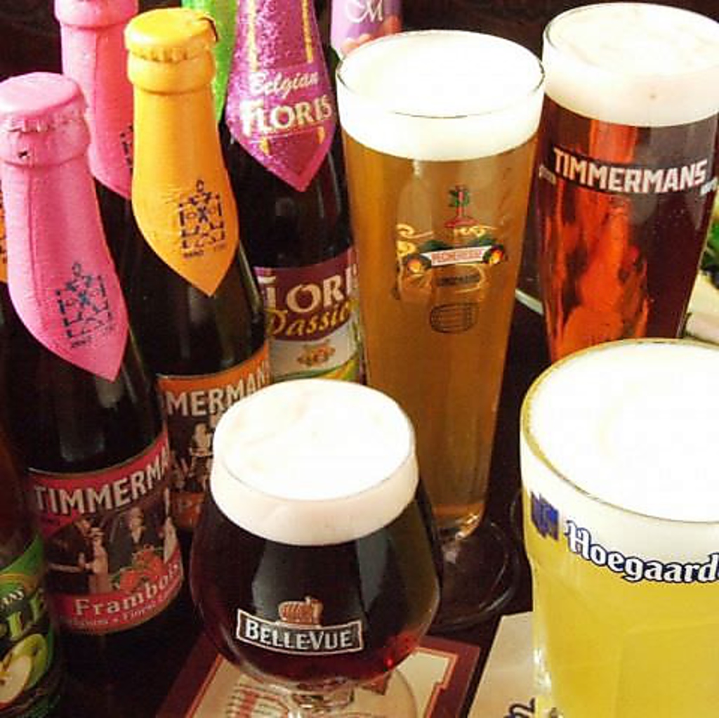 専用のドラフトタワーから注ぐベルギービール樽生や種類豊富なボトルビールを取り揃えております