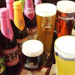 専用のドラフトタワーから注ぐベルギービール樽生や種類豊富なボトルビールを取り揃えております