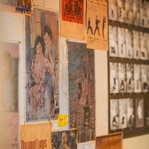 中国の屋台を彷彿とさせる飾り付けと賑わいが広がる店内