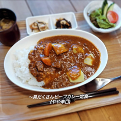 【限定】具だくさんビーフカレー定食(やや辛口)副菜、サラダ、みそ汁付(税込1,200)