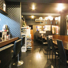 当店では、ご家族でのお食事にぴったりな4人掛けのテーブル席をご用意しております。広々としたお席となっておりますので、お子様連れのお客様でも安心してお過ごしいただけます。こだわりの美味しいお料理をテーブルいっぱいに囲みながら、笑顔あふれる家族団らんの楽しいひとときをゆったりとお過ごしください。