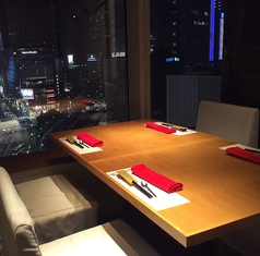 デートや、ご家族のお食事、大切な記念日のお食事の際には、窓際のテーブル席がおすすめ。マロニエゲート銀座１最上階からの夜景は、とても贅沢なシチュエーション！