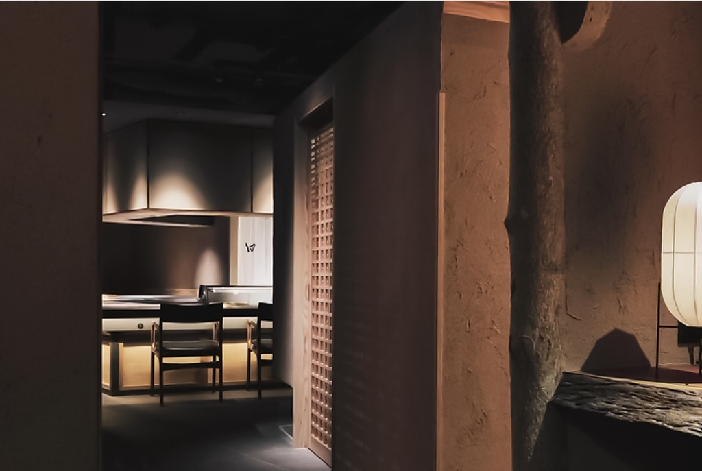 暗がりはまるで京都の小路を思わせます