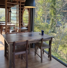 窓際　4名掛け席