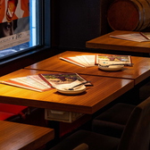 木の温もりを感じる落ち着いた店内は、女子会やデート、記念日のお食事にもぴったり。美味しい料理とワインを囲みながら、ゆったりとした時間をお過ごしいただけます。