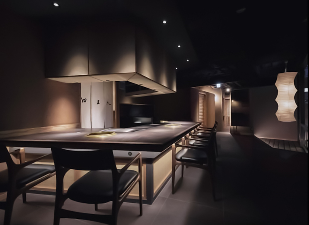 隣り合う席でも配慮されたプライバシー。食事中の負を払拭。