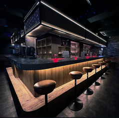 バーカウンター席を20席ご用意しております。60種類以上のカクテルや、プレミアムなウイスキーなどをお楽しみいただけます。