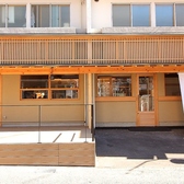 お車でお越しのお客様もご安心ください！共有の無料駐車場を5台分完備しているほか、提携駐車場の3時間無料サービスもございます♪遠方からのご来店や、ご家族でのドライブ帰りにも気軽にお立ち寄りいただけます◎