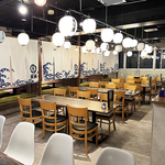 木の温もりと提灯がつくる静かな空間