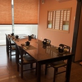 【1階・柚子（ゆず）】板の間、テーブル椅子兼用、2～18名様に対応しております。