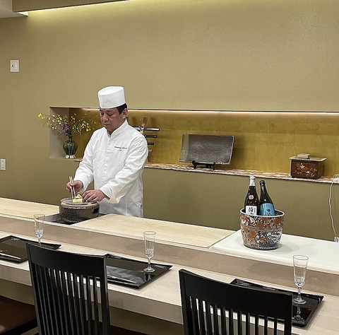 三陸産の魚介類や旬の野菜を使った和食と薬膳の融合料理を楽しみ、贅沢なひとときを。