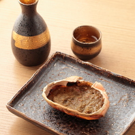 《ビル2階の隠れ家。静かに楽しめる大人の空間》