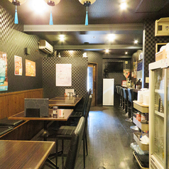 当店では、女子会などのグループ利用に最適な6人掛けのテーブル席をご用意しております。ゆったりと座れる空間で、お友達との会話も弾むこと間違いなし♪当店自慢の美味しい韓国カニ料理や、見た目も華やかな創作料理をテーブルいっぱいに囲んで、笑顔あふれる楽しいひとときを心ゆくまでお過ごしください。