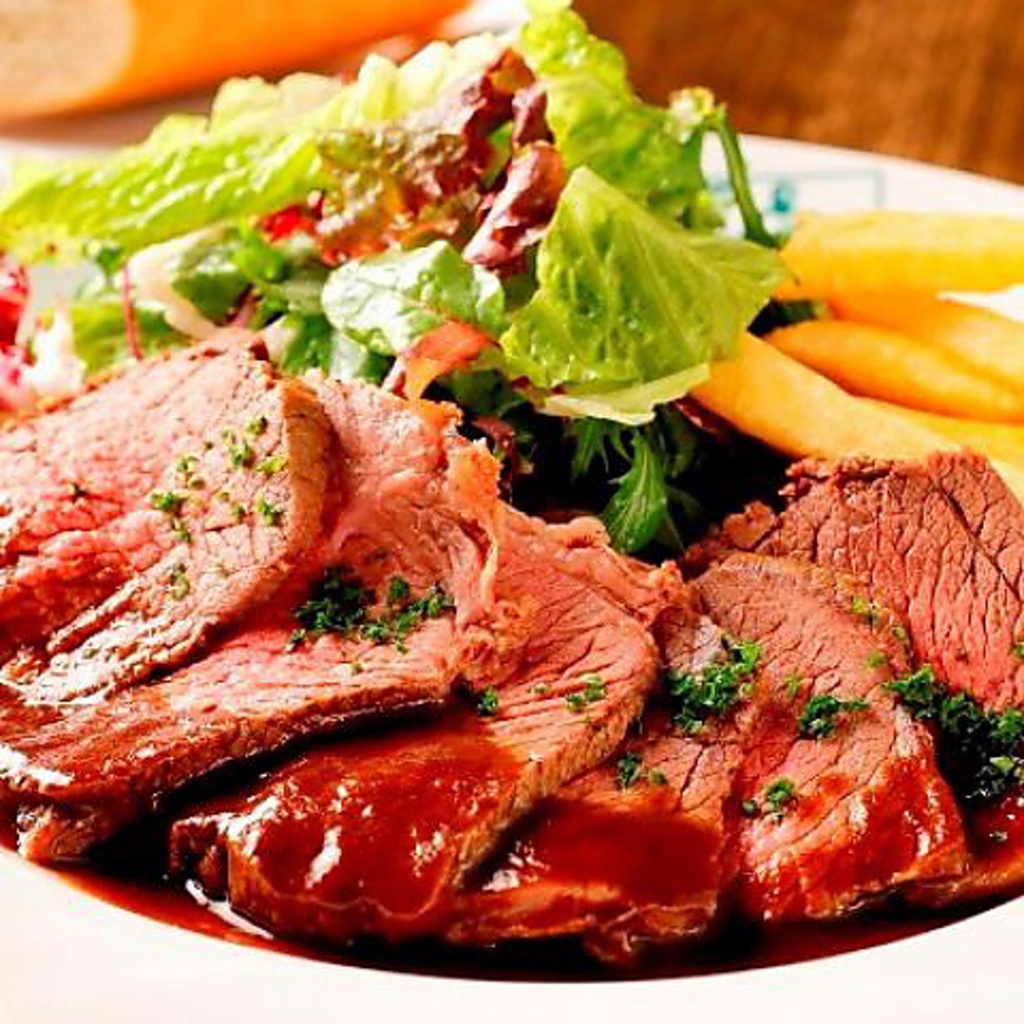 ロティサリー料理が味わえるランチも充実！ビジネスランチから休日のゆったりランチまでお気軽に！