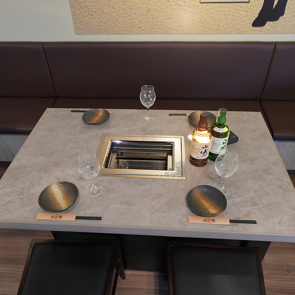 無煙ロースター付きのBOX席でゆったり焼肉が楽しめます。お酒片手に楽しい時間をお過ごしください。