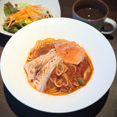 サーモンのトマトソースパスタ