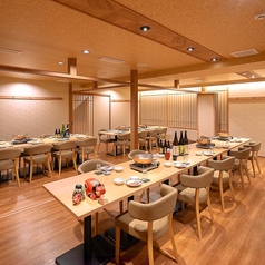 会社の懇親会や大規模なパーティー、公式な集まりの場などに最適。他のお客様を気にせず、一体感のある時間をお過ごしいただけます。当店自慢の料理とともに、記憶に残るひとときをご堪能ください。
